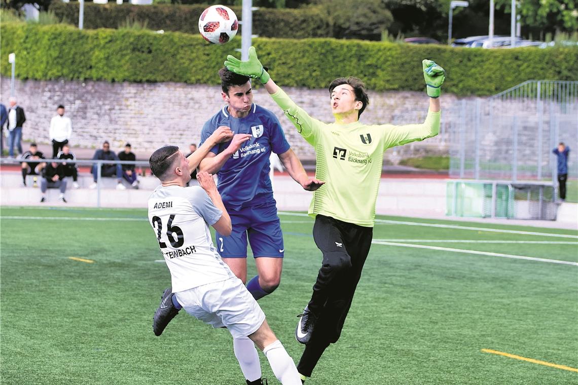 Torhüter Lasse Langemack und Dennis Schwarz (Mitte) setzen sich gegen den Steinbacher Ardit Ademi zur Wehr und landen mit dem SV Unterweissach einen 4:2-Erfolg. Foto: T. Sellmaier