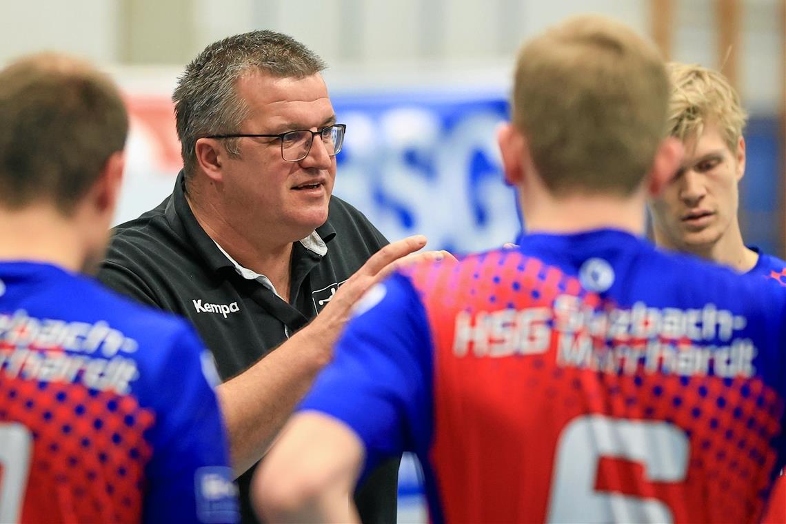 HSG-Handballern droht der Abstieg Trainer Alexander Belz hat viel Redebedarf mit seinen Spielern nach dem Negativlauf in der Bezirksliga. Foto: A. Becher