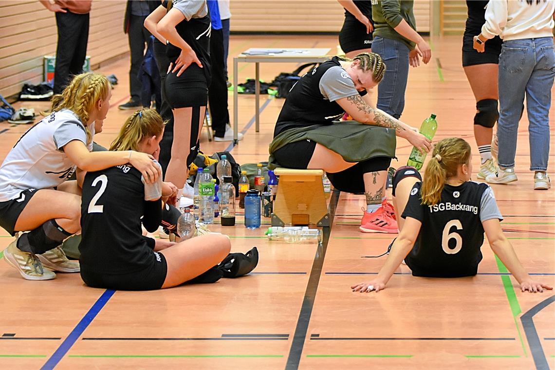 Nach den Tränen folgt bei den Volleyballfrauen der TSG Backnang die Titelfreude Unmittelbar nach dem Ende des letzten Saisonspiels ist die Enttäuschung bei den Backnanger Volleyballerinnen groß. Erst einen Tag später folgt der Jubel. Foto: Tobias Sellmaier