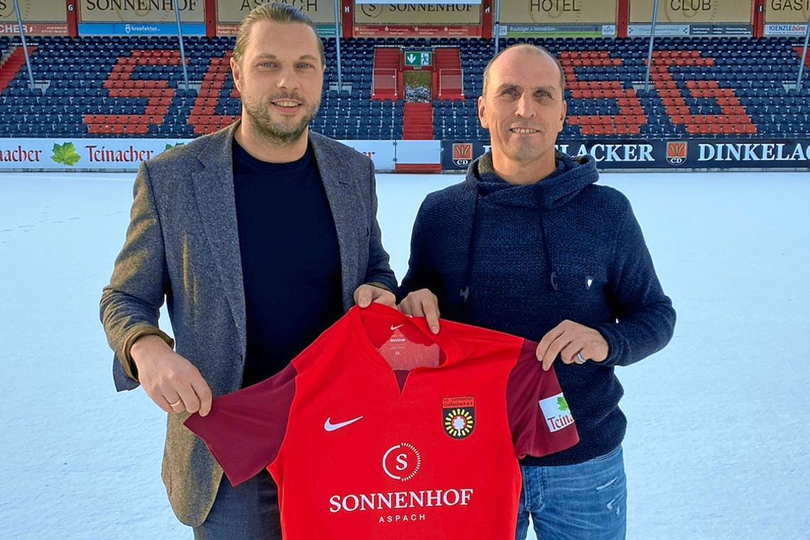 SG Sonnenhof Großaspach stellt Frank Sigle den Stuhl vor die Tür Vergangenen Winter präsentierten sich Vorstandsmitglied Michael Ferber (links) und Frank Sigle noch vereint. Nun trennt sich die SG von ihrem Sportlichen Leiter. Foto: SG Sonnenhof Großaspach