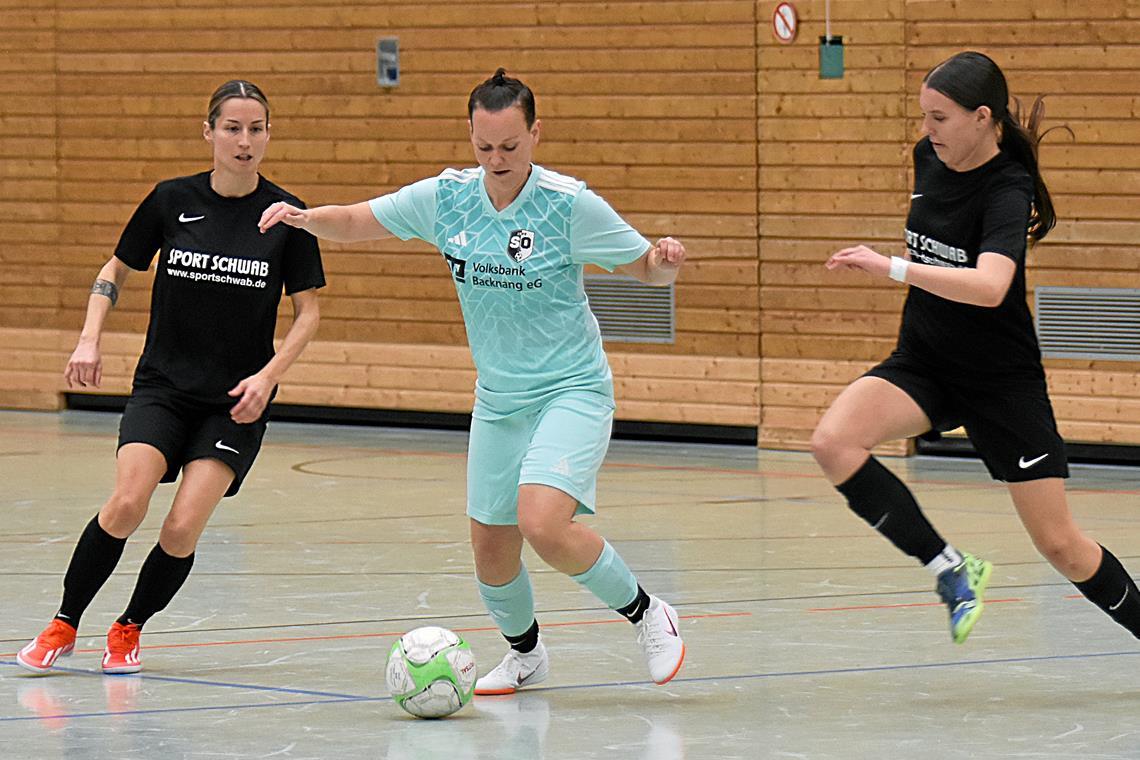 An Hallenturnieren scheiden sich die Geister Viele SGM-Fußballerinnen wie Jana Sommer (am Ball) haben ihren Spaß an Hallenturnieren, vor allem auch am eigenen. Foto: Tobias Sellmaier