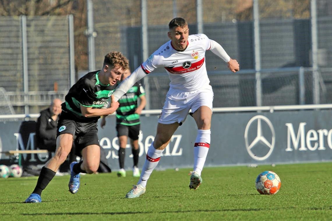 Wiedersehen im Zeichen des Abstiegskampfs Vom Täle aus über fünf Zwischenstationen zu seinem Herzensklub nach Cannstatt gestürmt: Lukas Sonnenwald aus Allmersbach. Foto: VfB