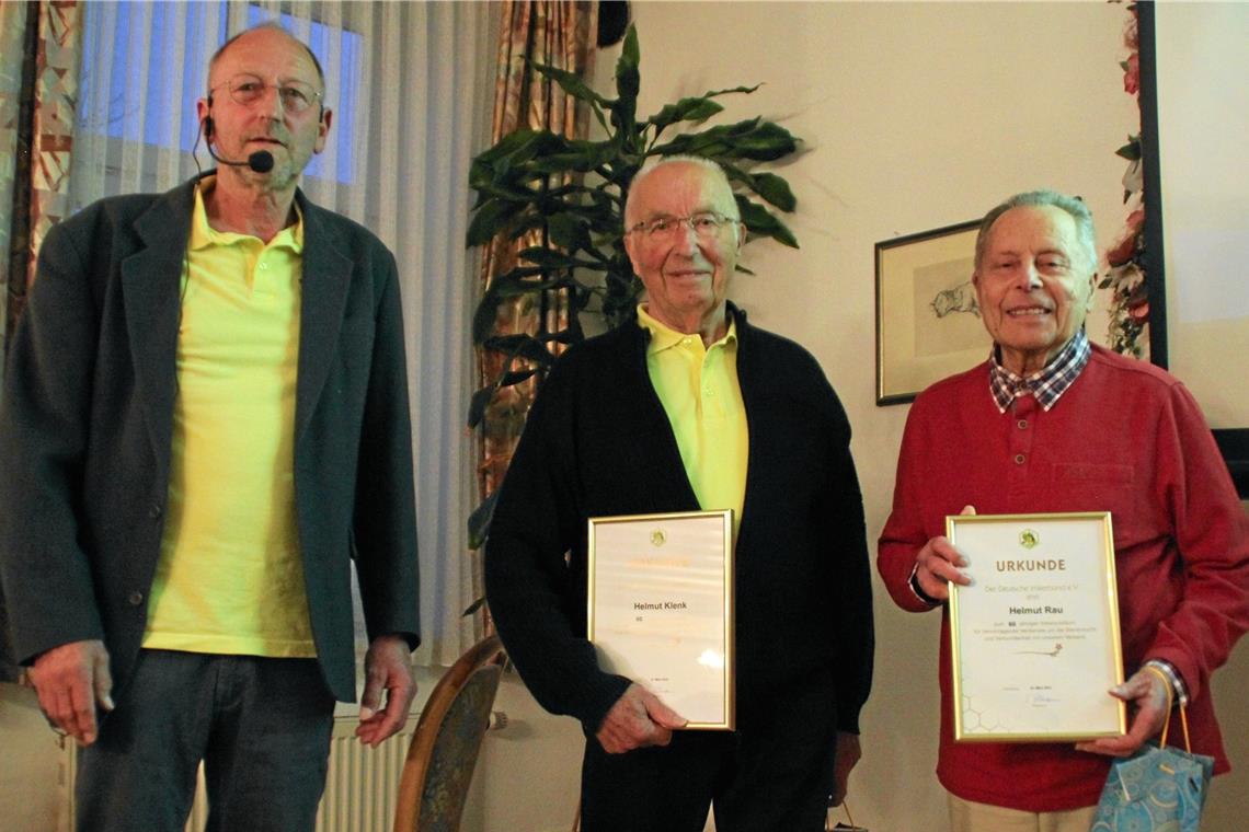 Ihr größter Feind ist die Varroamilbe Vorsitzender Rudolf Hofmann bei der Ehrung von Helmut Klenk und Helmut Rau (von links), die dem Bezirksbienenzüchterverein seit 60 Jahren die Treue halten. Foto: privat