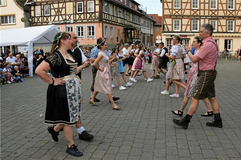 Zwölf Paare, die Mitglieder der Narrenzunft Murreder Henderwäldler sind, führen einen Tanz vor. Fotos: Elisabeth Klaper