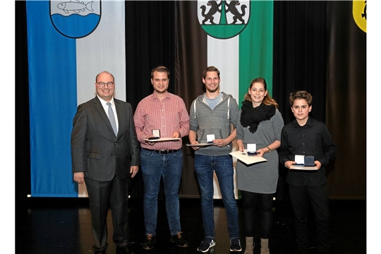 


Ehrungen im kulturellen Bereich:

von links: 


Bürgermeister Armin Mößner, Robin Ehrhardt, Alexander Fruck, Anke Rust und Josua Braun