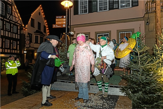 Lange Jahre habe sie sich gedrückt, hieß es. Nun endlich wurde auch Narrenmutter Jutta Trefz getauft. Die Ehre hatten Christian Schweizer (links) und Narrenvater Helmut Weisheit.