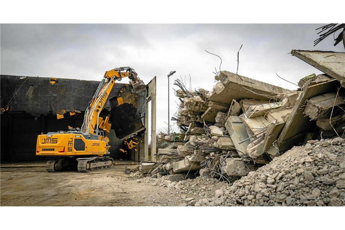 // Abrissarbeiten an der Karl Euerle Halle in Backnang im Januar 2023