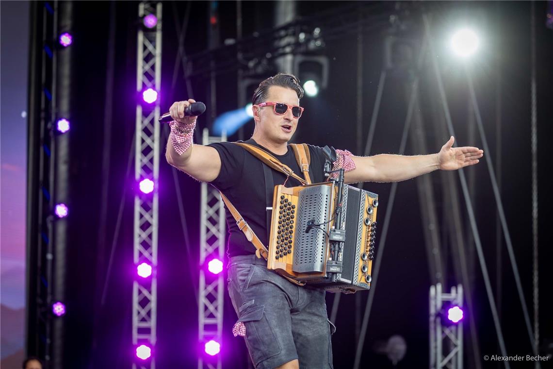 Andreas Gabalier mit seinem "Dirndl-Wahnsinn-Hulapalu" in Aspach