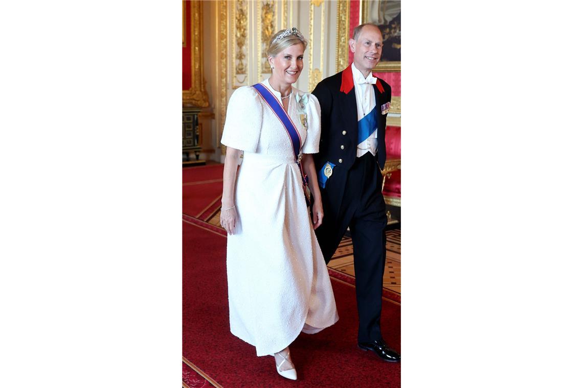 Charmant oder frech? Macron zwinkert Prinzessin Kate zu ... auch Herzogin Sophie, die zusammen mit ihrem Mann Prinz Edward, dem Bruder des Königs, das Bankett besuchte.