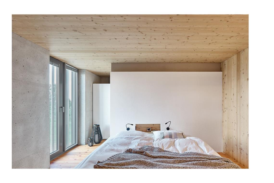 8 der interessantesten Schlafzimmer in Stuttgart und der Region . . . befindet sich ein schlichter geschützter Schlafraum mit viel Holz. Schließlich befindet man sich auf dem Land.