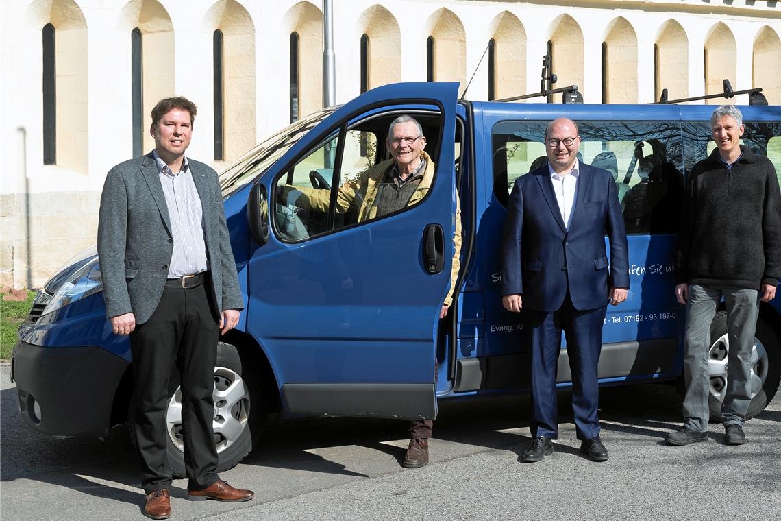  Bei einem Treffen der Verantwortlichen, das noch vor der Verschärfung der Maßnahmen stattfand, waren vor Ort (von links): Kirchenpfleger Bernd Fischer, Fahrer Theo Otterbach, Bürgermeister Armin Mößner, Pfarrer Hans Joachim Stein und Fahrer Helmut König. Foto: J. Fiedler