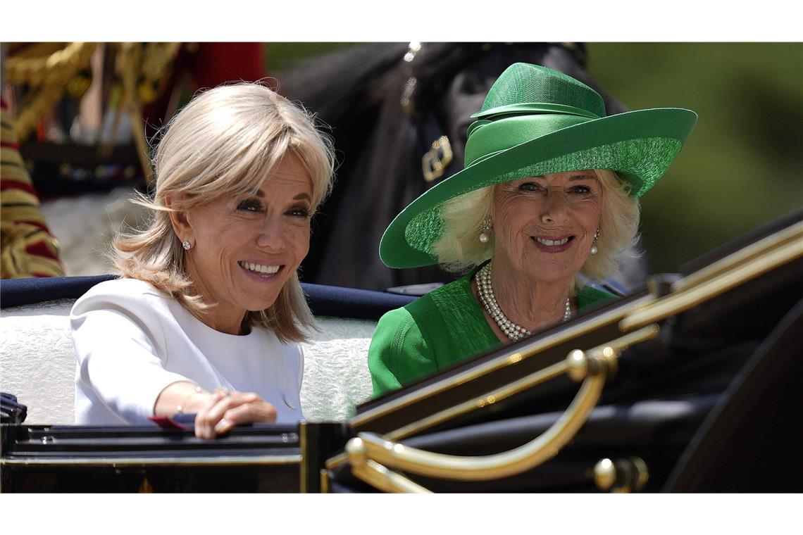 Charmant oder frech? Macron zwinkert Prinzessin Kate zu ... Brigitte Macron (links) und Königin Camilla teilten sich ebenfalls eine Kutsche.