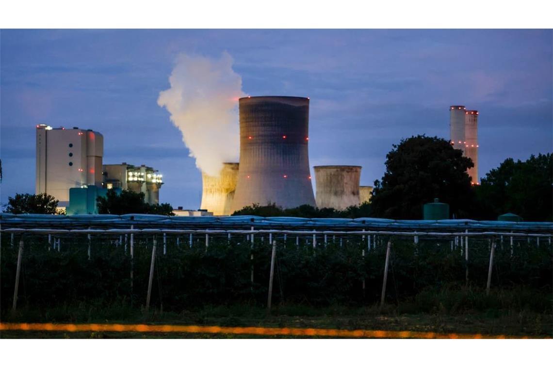  Dampf steigt aus dem RWE Power AG Kraftwerk Niederaußem in den morgendlichen Himmel auf. 