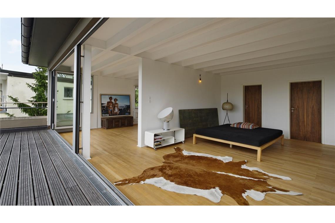 8 der interessantesten Schlafzimmer in Stuttgart und der Region . . . das Schlafzimmer im Obergeschoss, die Schiebetüren öffnen sich hin zur Terrasse mit . . .