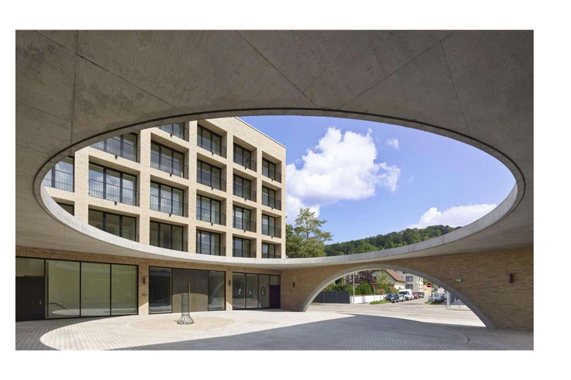 So sehen die besten Häuser in Stuttgart und im Land aus . . . das Stuttgarter Büro Lederer Ragnarsdóttir Oei mit dem Musikzentrum in Plochingen. Ein Hof verbindet wie ein Scharnier Gästehaus und Akademiehaus miteinander. Das Kreisrund nach oben scheint wie mit einer Plätzchenform aus der Betondecke ausgestanzt.