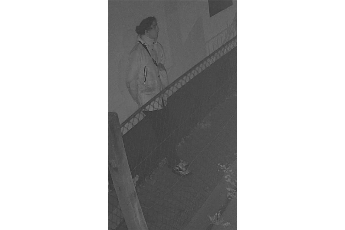 Nach Schüssen in Bar - Polizei zeigt Foto eines Unbekannten ... der sich nach einem Tötungsdelikt in Göppingen zur Tatzeit in der Nähe aufhielt.