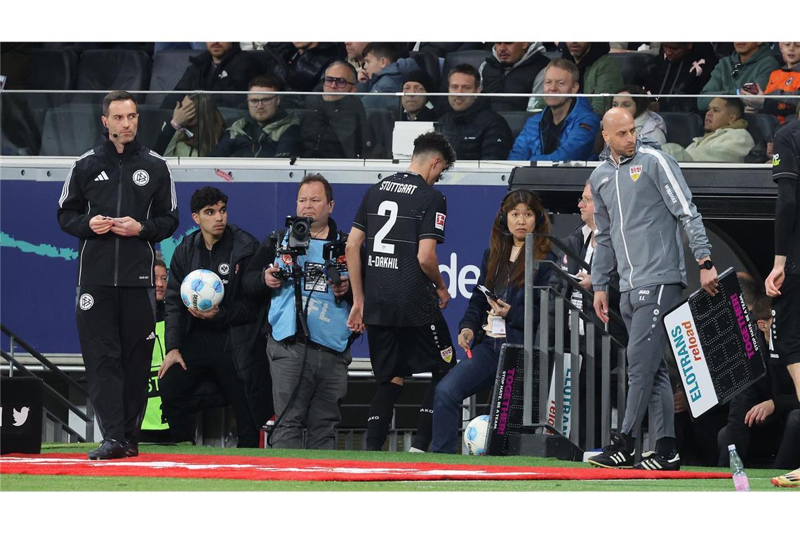 Nach Roter Karte für Al-Dakhil – VfB stolpert auch in Frankfurt ... der VfB-Verteidiger hatte SGE-Stürmer Hugo Ekitiké umgerissen.