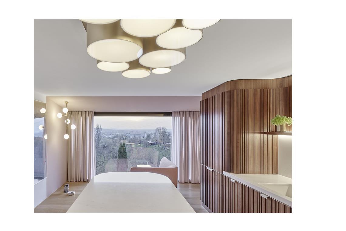 . . . des aus der Nachkriegszeit stammenden Einfamilienhauses in Eningen am Fuße der Alb in ein zeitgemäß schickes Zuhause hat  Alexander Fehre aus Stuttgart übernommen.