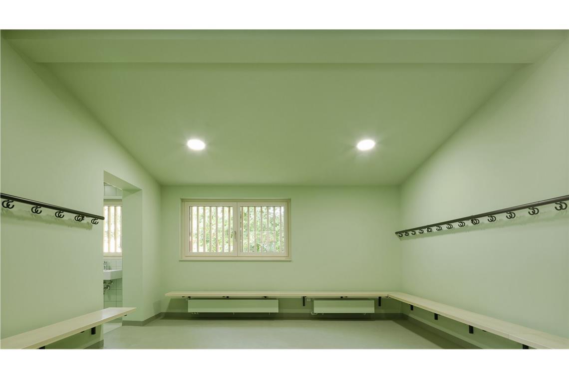 Junge Stuttgarter Architekten entwerfen ein Haus fürs ganze Dorf . . . die Farben der Umkleiden in der Halle. Eine ist in Grün, eine in Gelb gehalten.