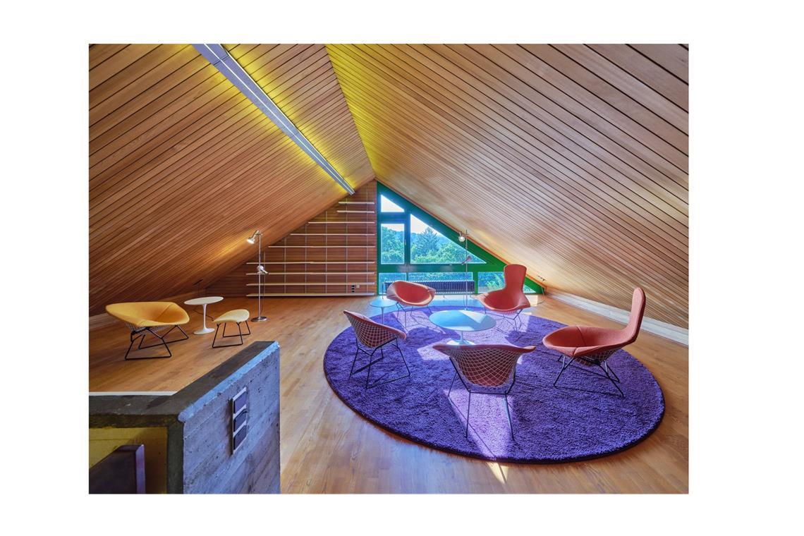 . . . die Innenräume wurden dezent modernisiert, die Möbelklassiker  der Familie blieben erhalten.