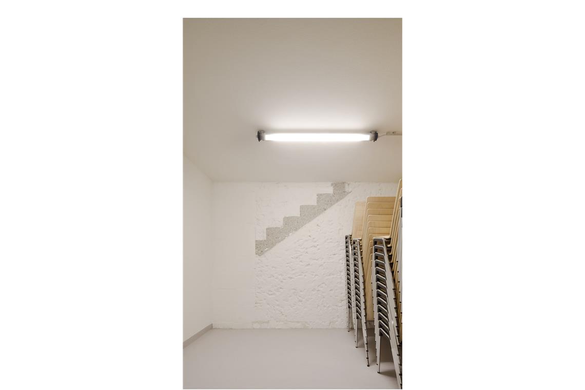 Junge Stuttgarter Architekten entwerfen ein Haus fürs ganze Dorf . . . die Spuren – die Schnittkanten der alten Treppe – sind noch sichtbar im Stuhllager.