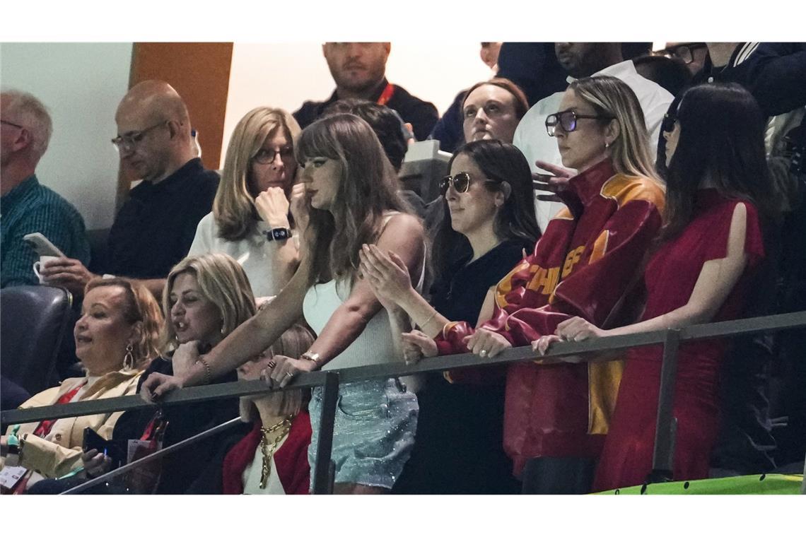 Buhrufe – und dann auch noch Häme von Trump ... entsprechend gedrückt war die Stimmung auch bei Kelces Freundin Taylor Swift.