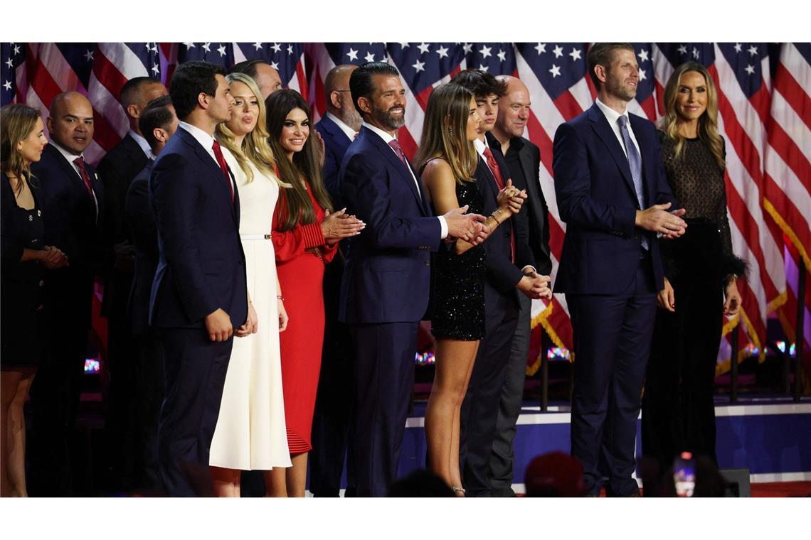 Und plötzlich sind auch Ivanka und Jared wieder da ... Eric und Lara Trump (ganz rechts).