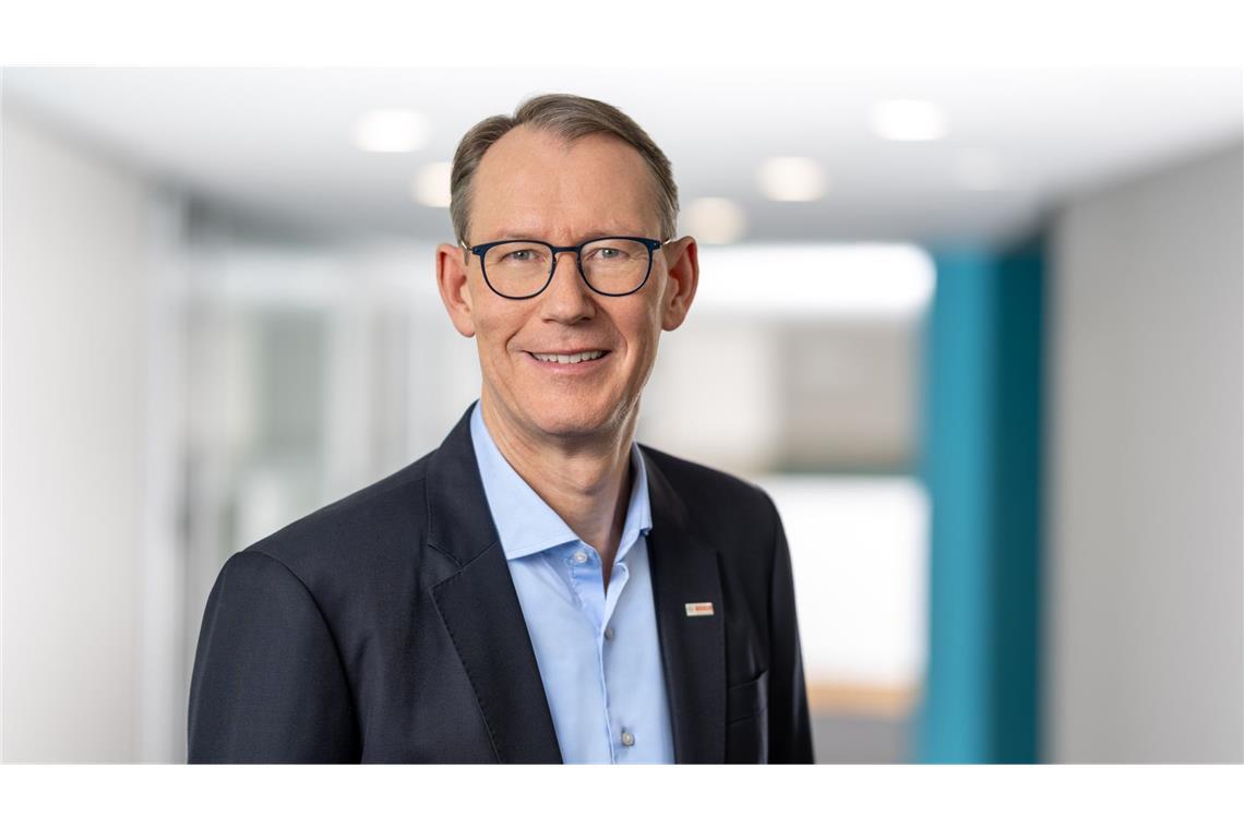 ... folgt sein Vize Christian Fischer. Der gebürtige Hamburger studierte an der Universität Hohenheim Wirtschaftswissenschaften. Dort promovierte er 1996 in Financial Economics. Im selben Jahr trat er in die Robert Bosch GmbH ein.