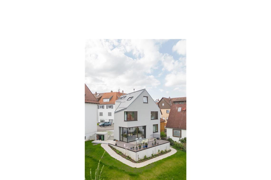 . . . führen auf die Terrasse, von dort können die Bewohner hinunter in den sehr abschüssig gelegenen Garten gehen.