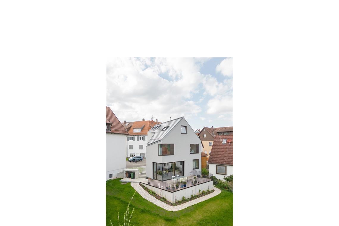 7 der besten Ideen für Wohnzimmer in Stuttgarter Architektenhäusern . . . führen auf die Terrasse, von dort können die Bewohner hinunter in den sehr abschüssig gelegenen Garten gehen.