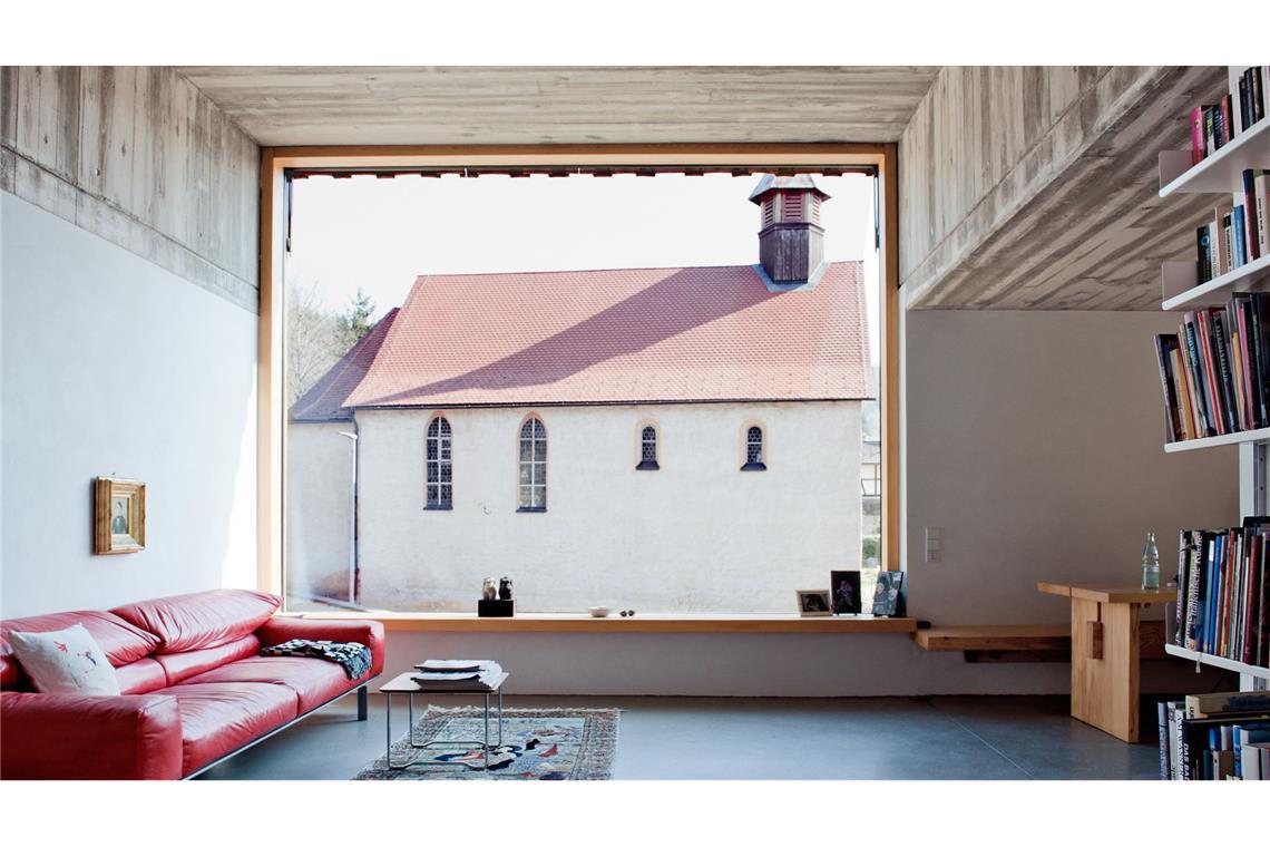 5 der besten umgebauten Villen und Wohnungen in Stuttgart . . . in ein lässiges Zuhause mit Panoramafenster im Wohnzimmer verwandeln zu lassen. Die Bauherrschaft Christel Ruser und Martin Keller ist aus der Baubranche und konnte viel selber machen, der gelungene Umbauentwurf kam von dem Architekten Architekt Ralf Brandhofer. Für den Umbau und auch für die Aufwertung, die der Ort dadurch erfahren hat, gab es zahlreiche Architekturauszeichnungen.