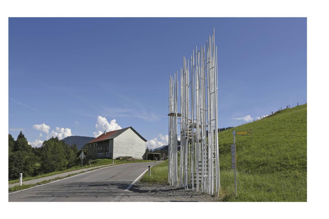 Wo coole Holzhäuser überall stehen . . . in Krumbach wurden mehrere Architekten (hier im Bild ein Entwurf von Sou Fujimoto) eingeladen, Bushaltestellen . . .