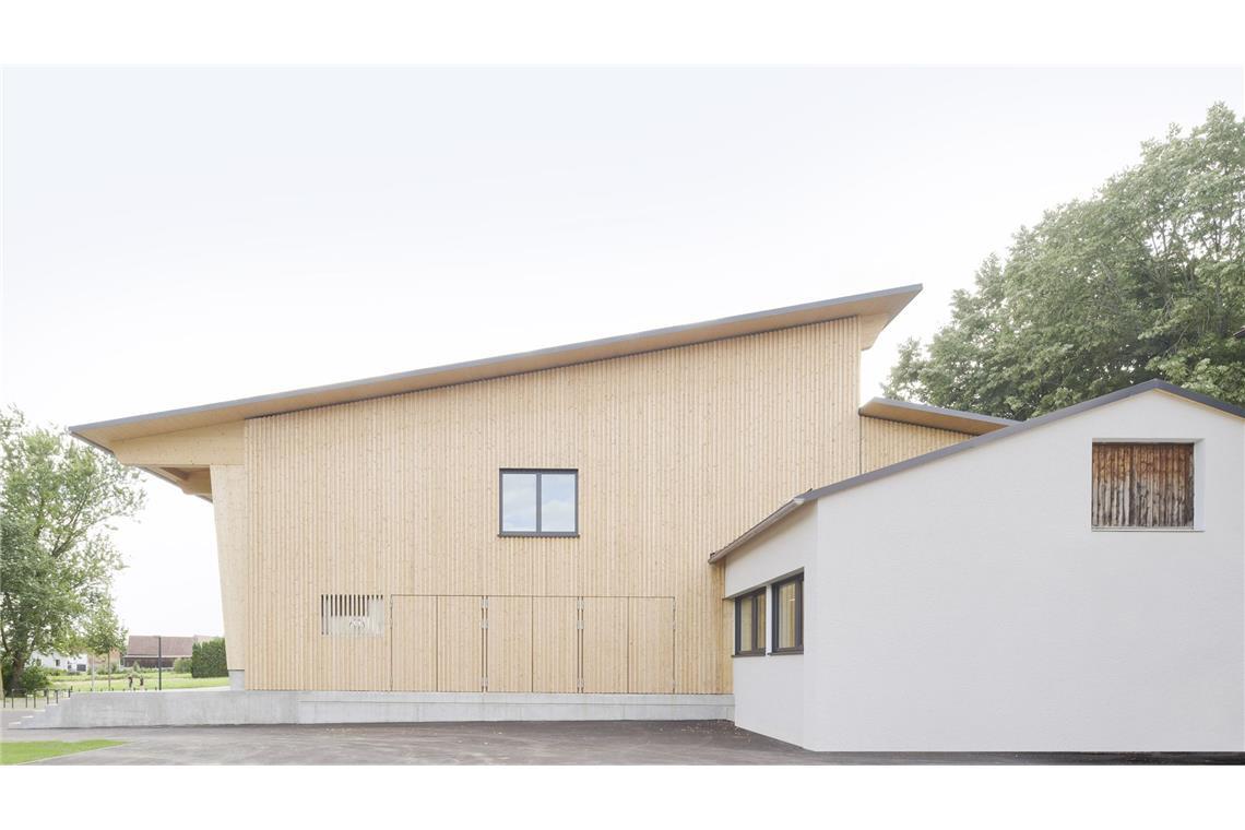 Junge Stuttgarter Architekten entwerfen ein Haus fürs ganze Dorf . . . ist gestalterische Übersichtlichkeit eingekehrt – auch auf dieser Ostseite des Gebäudes.
