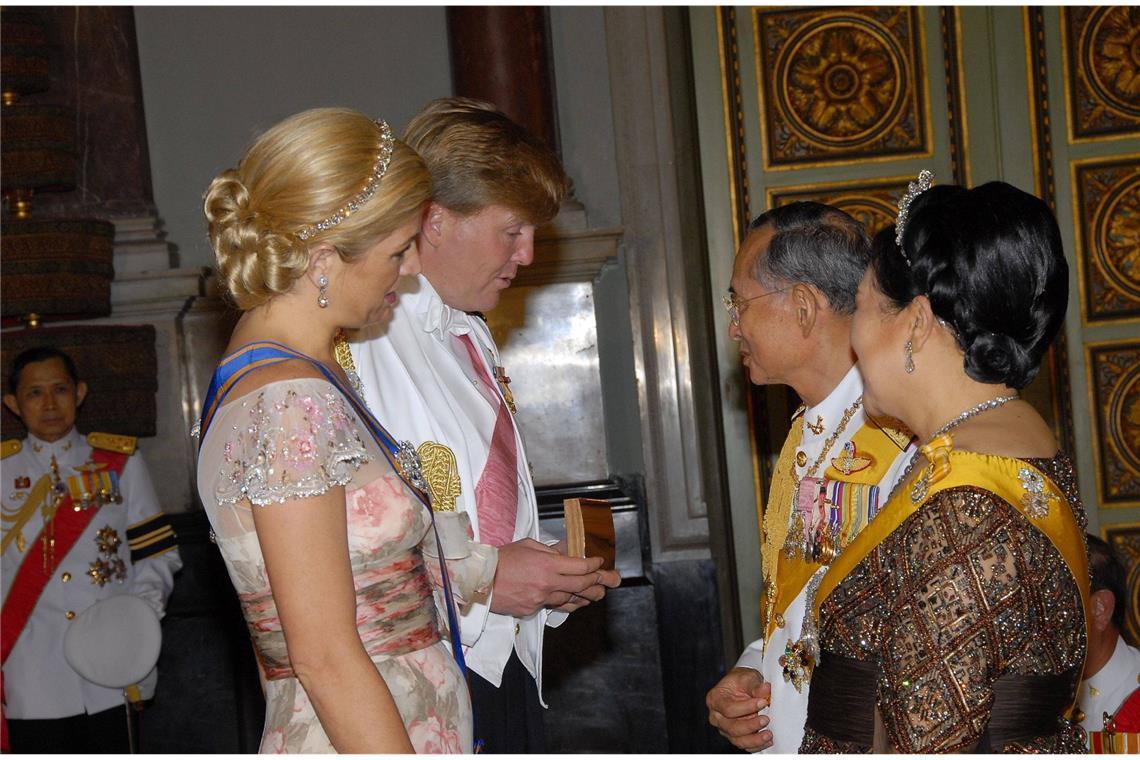 Thailand trauert um ehemalige Königin ... machten alle Königsfamilien Europas ihre Aufwartung. Bis zu seinem Tod war Bhumibol der am längsten amtierende Monarch der Welt – noch vor Großbritanniens Queen Elizabeth II.
