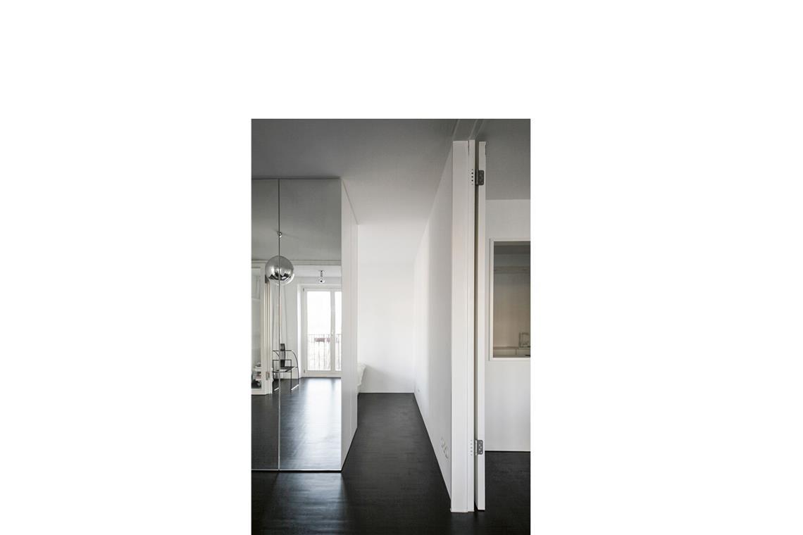 Zwei Stuttgarter Architekten entwerfen die schönsten Wohnkonzepte im Land . . . mit Chromakzenten wie etwa bei der Leuchte eine Ausnahme dar innerhalb der sonst mit viel Holz und Farbe gestalteten Wohnkonzepte.