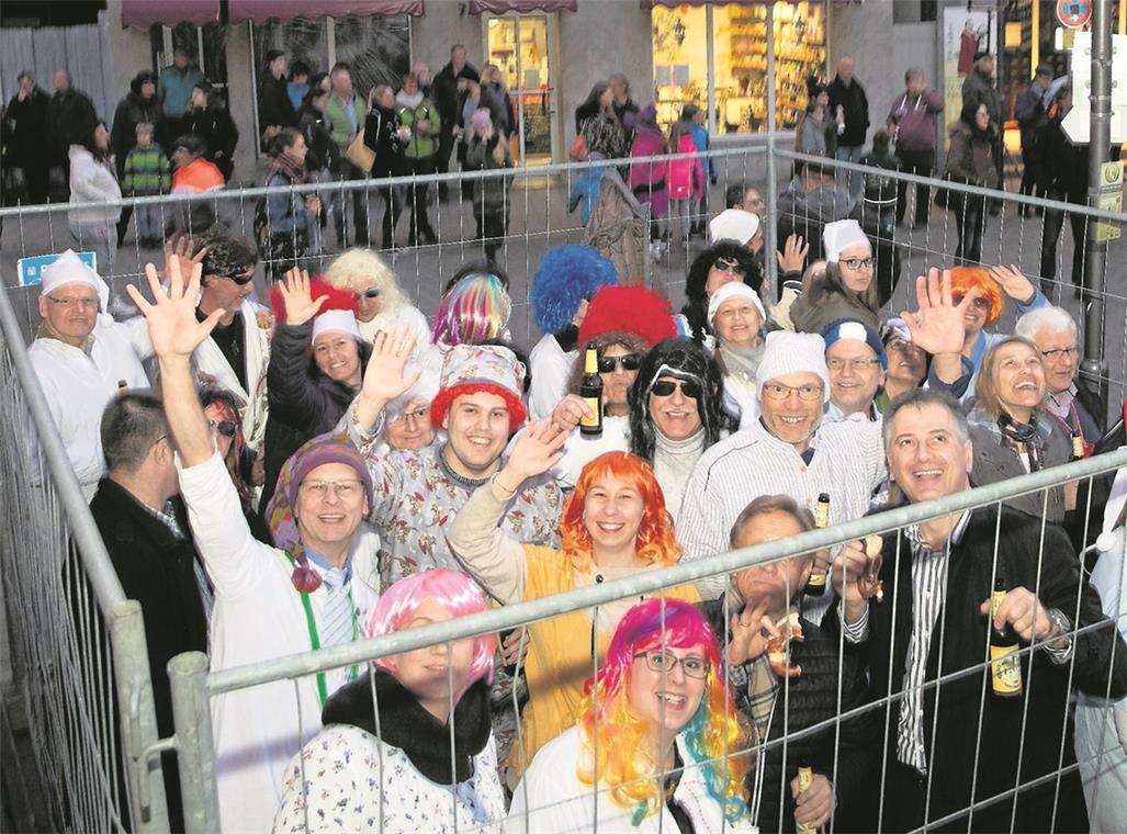 Kein Erbarmen mit dem Bagger-Groover ... mit den anderen Rathausmitarbeitern und Stadträten in den Käfig.