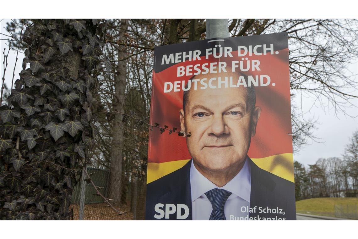 Was sagen die Wahlplakate über die Programme der Parteien? ... oder von mehr für die Bürger. Dafür wollen sie mittlere Einkommen entlasten und Spitzenverdiener stärker belasten.