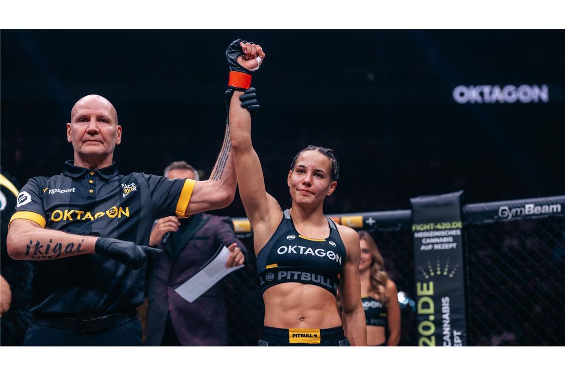 ... reckte ihren Arm in die Höhe, für Dalaslan war es der vierte Sieg im vierten Kampf.