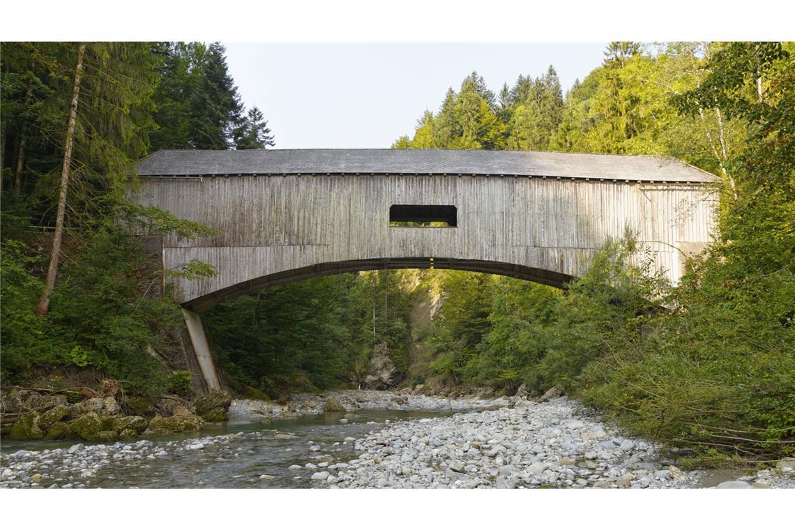 Wo coole Holzhäuser überall stehen . . . schlichte alte Holzbaustile – im Bild: die Gschwendtobel-Brücke von 1830 über den Subersbach im Bregenzerwal.