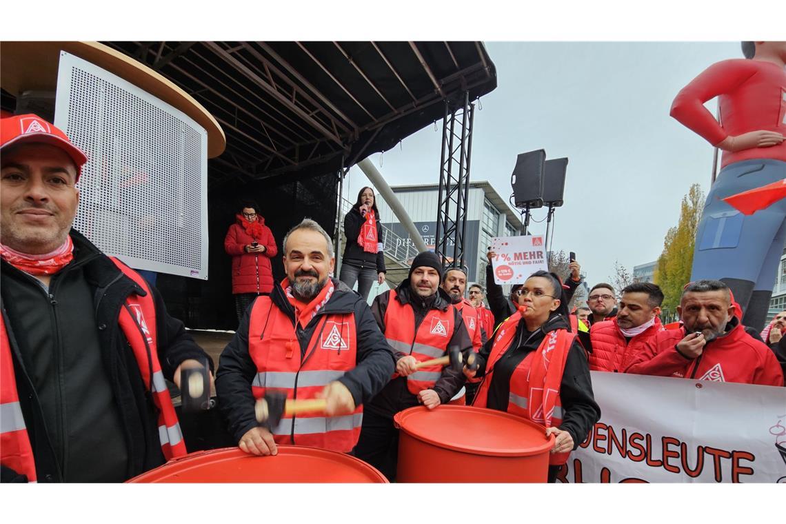 IG Metall setzt Warnstreiks fort ... sieben Prozent mehr Lohn bei einer Vertragslaufzeit von einem Jahr.