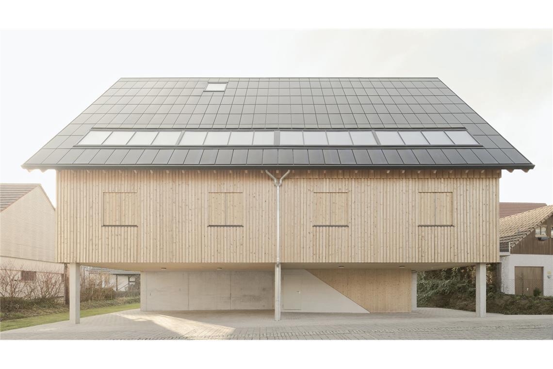 Junge Stuttgarter Architekten entwerfen ein Haus fürs ganze Dorf . . . sondern noch weitere vielfach ausgezeichnete Projekte entworfen, darunter das Holzwohnhaus mit Strohballendämmung bei Heilbronn, das unter anderem als „Haus des Jahres 2023“ ausgezeichnet worden ist.