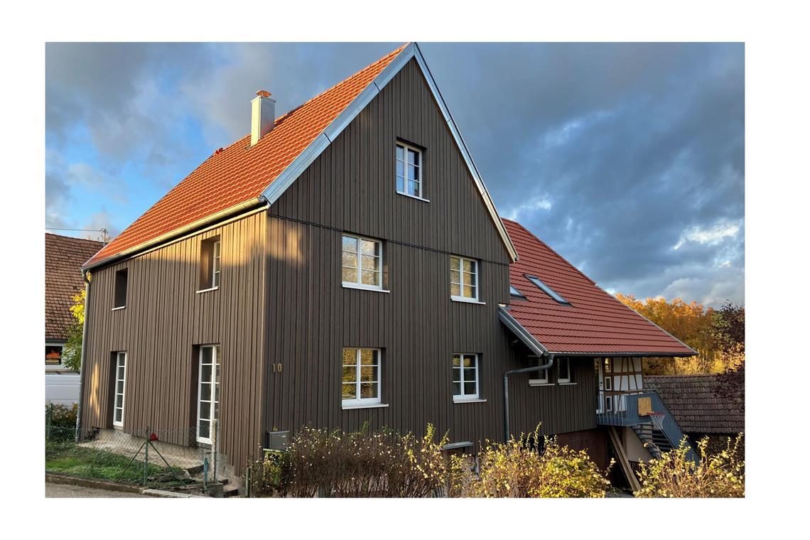 . . . und danach – Wohnhaus mit Scheune sind im Jahr 2025 angekommen nach der von Simon Schmidt geplanten Sanierung.