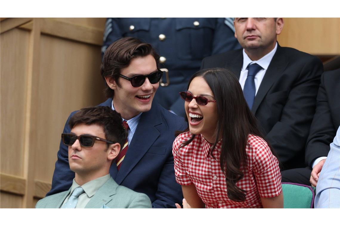 ... und die amerikanische Sängerin Olivia Rodrigo, die über die Scherze ihres Freundes Louis Partridge lachen musste.
