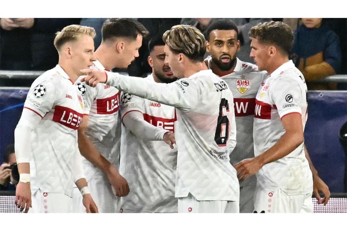 ... und ließ sich von seinen Teamkollegen feiern.