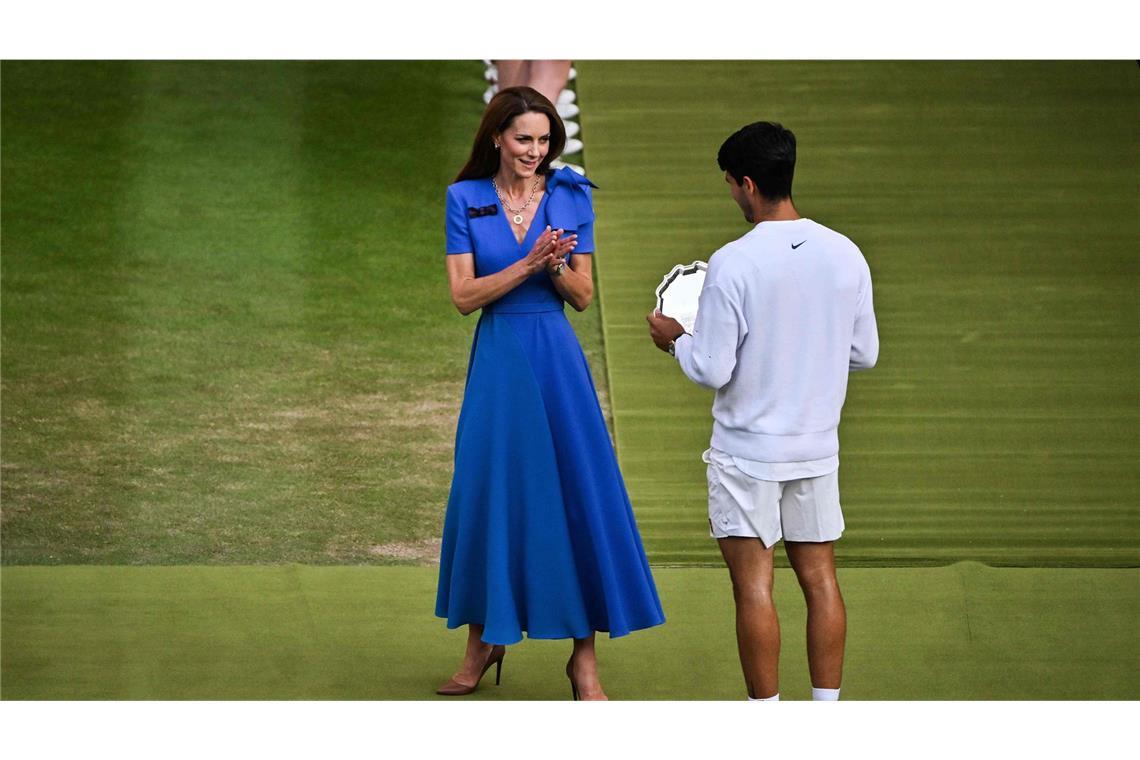 ... und tröstete Carlos Alcaraz, dem kein dritten Wimbledon-Sieg vergönnt war.