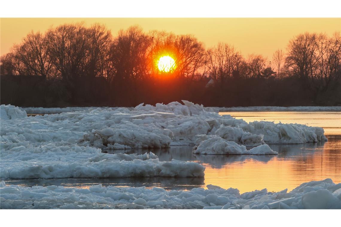 ... und verwandelt die Eisdecke auf dem Strom in kleinere Eisberge, die nun bei Niedrigwasser am Ufer der Elbe gestrandet sind.