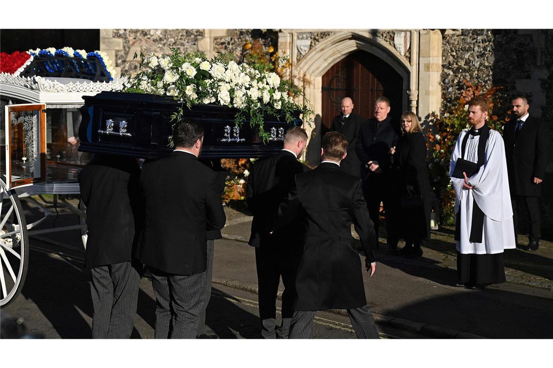 One-Direction-Stars trauern um ihren ehemaligen Bandkollegen ... und wurde vor der Kirche St. Mary’s in Amersham aus der Kutsche getragen.