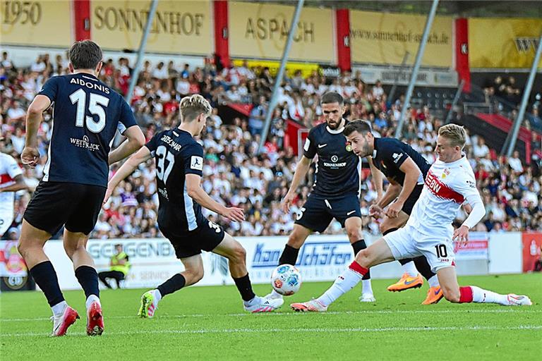  VfB-Flügelflitzer Chris Führich ist von den Großaspacher Spielern nur selten zu bremsen und schnürt einen Hattrick. Foto: Tobias Sellmaier