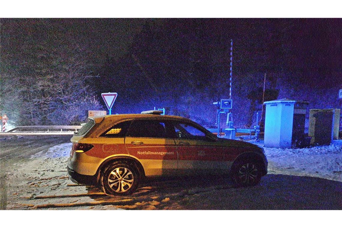 Zug erfasst Anhänger von Auto - zwei Rinder tot ... war auch der Rettungsdienst im Einsatz.