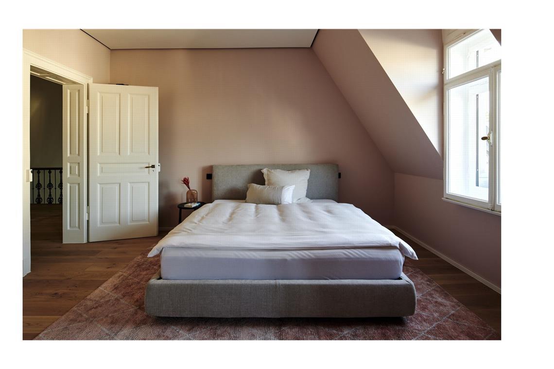 8 der interessantesten Schlafzimmer in Stuttgart und der Region . . . warten mehrere Schlafräume auf Bewohner und Gäste, hier eines in sanften Pastelltönen und . . .